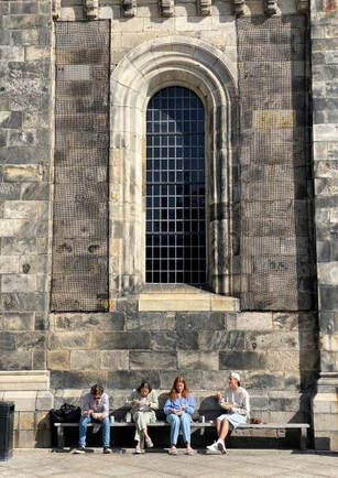 Picture af unge op ad kirkemuren